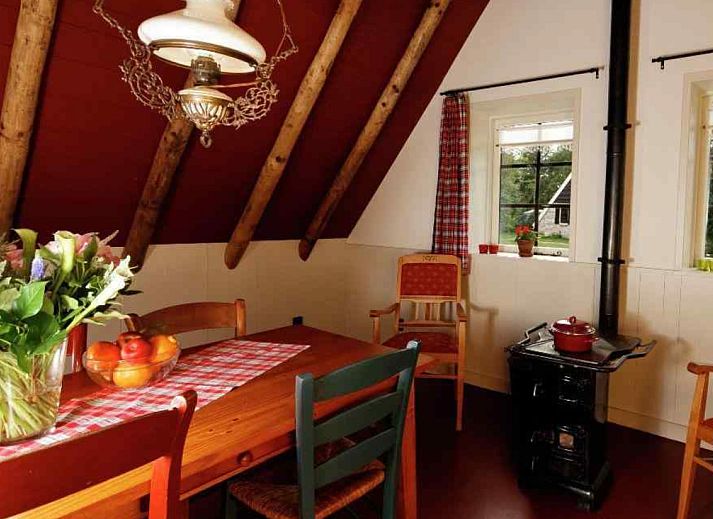 Ferienhaus DG613 in Ansen, Drenthe mit gemuetlichem Aussenbereich und Picknicktisch.