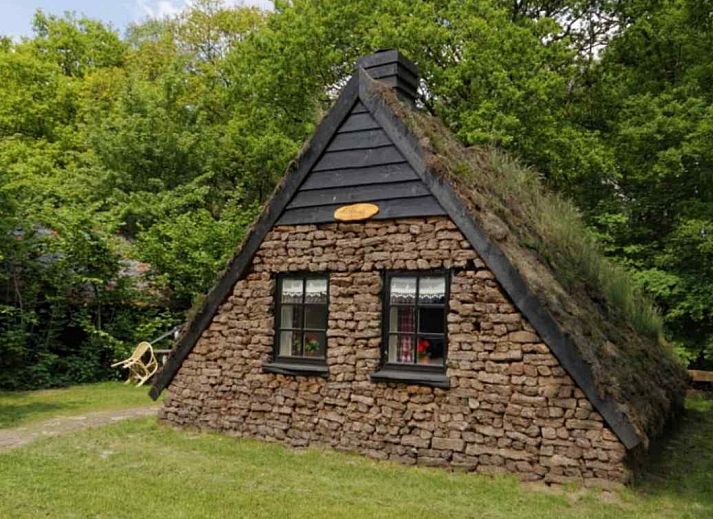 Gemuetliches Esszimmer im Ferienhaus DG613 in Ansen, Drenthe mit Holzinterieur.