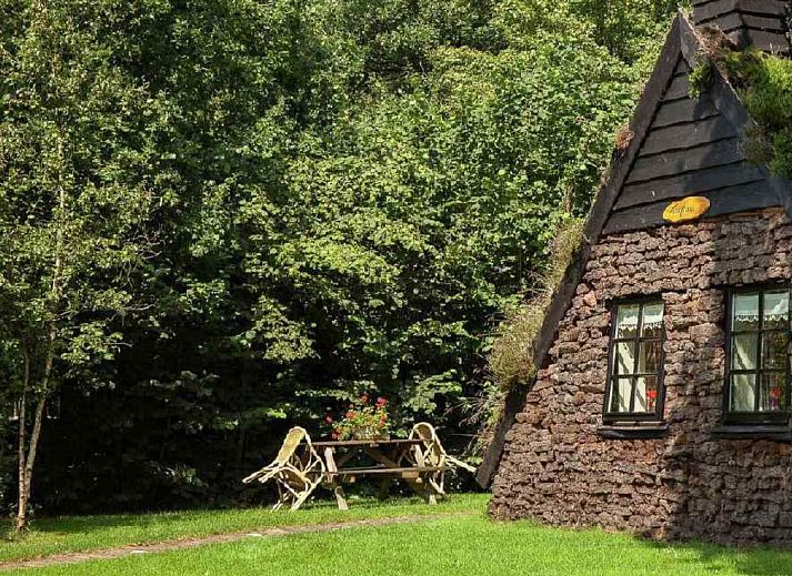 Gemuetliches Esszimmer im Ferienhaus DG613 in Ansen, Drenthe mit Holzinterieur.