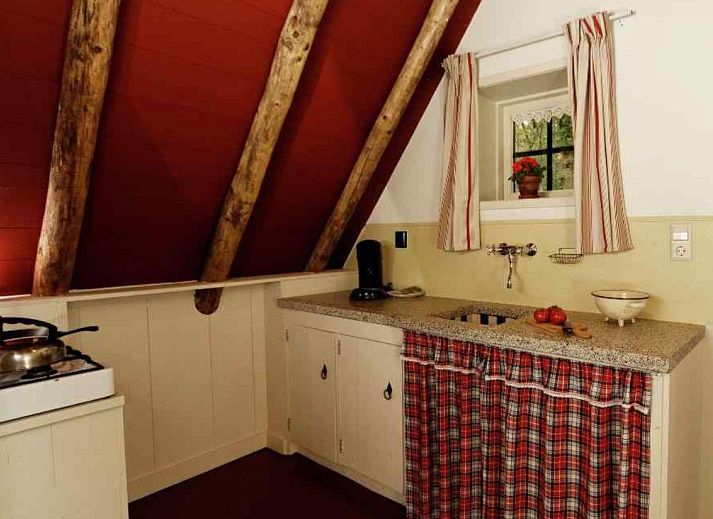 Gemuetliches Esszimmer im Ferienhaus DG613 in Ansen, Drenthe mit Holzinterieur.