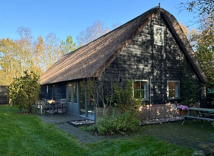 Ferienhaus in Ansen, Suedwest-Drenthe mit Reetdach und gruenem Garten.