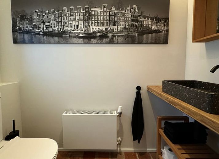 Eingangstor des Ferienhauses in Ansen, Suedwest-Drenthe, umgeben von Natur.