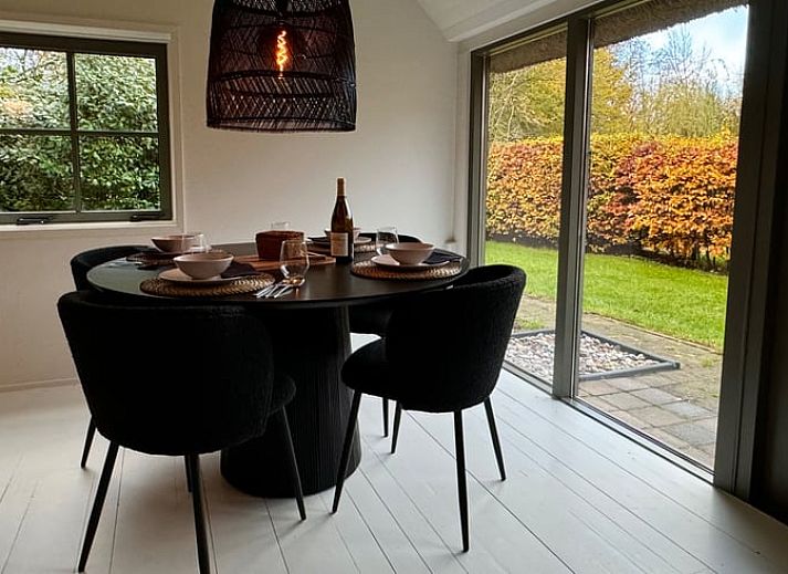 Eingangstor des Ferienhauses in Ansen, Suedwest-Drenthe, umgeben von Natur.