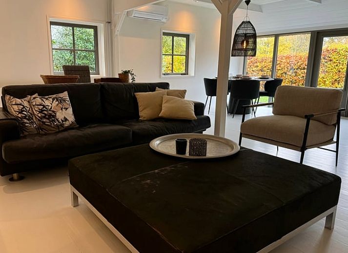 Eingangstor des Ferienhauses in Ansen, Suedwest-Drenthe, umgeben von Natur.