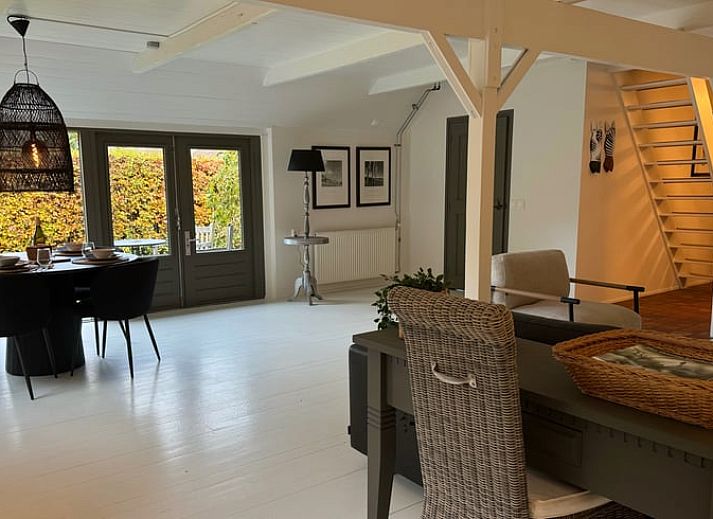 Attraktiver Gartenweg zum Ferienhaus in Ansen, Suedwest-Drenthe.