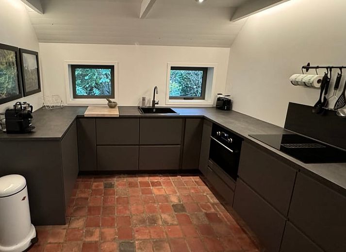 Attraktiver Gartenweg zum Ferienhaus in Ansen, Suedwest-Drenthe.