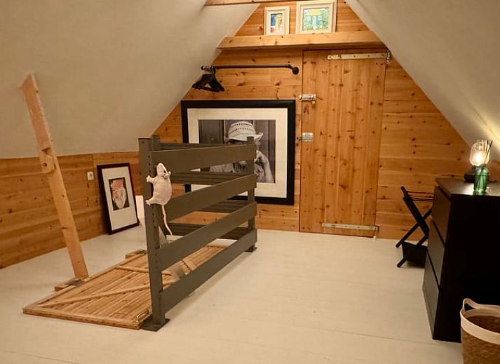 Gruener Garten am Ferienhaus in Ansen, Suedwest-Drenthe, mit Vogeltraenke.