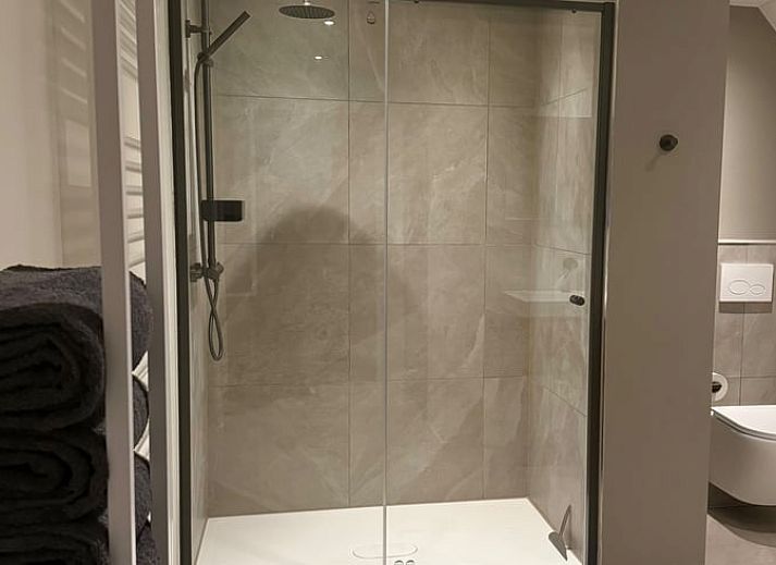 Gruener Garten am Ferienhaus in Ansen, Suedwest-Drenthe, mit Vogeltraenke.