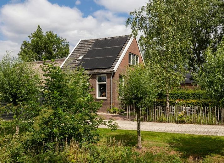 Ferienhaus in Nijeveen, Suedwest-Drenthe, mit sonnigem Garten und gruener Umgebung.