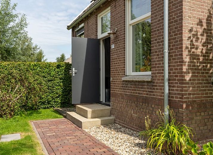 Ferienhaus in Nijeveen, Suedwest-Drenthe, mit sonnigem Garten und gruener Umgebung.