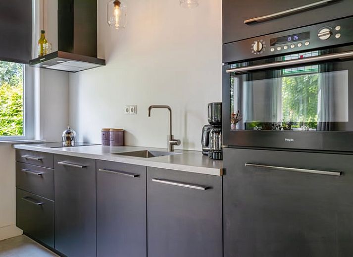 Ferienhaus in Nijeveen, Suedwest-Drenthe, mit sonnigem Garten und gruener Umgebung.