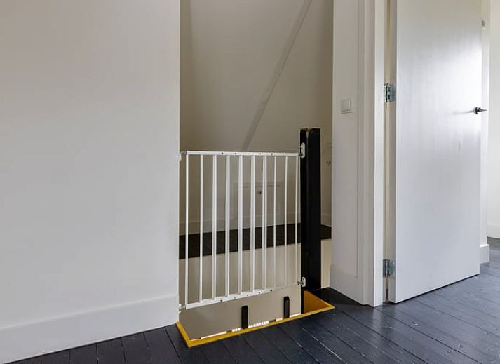 Gartenhaus am Ferienhaus in Nijeveen, Suedwest-Drenthe, umgeben von Gruen.