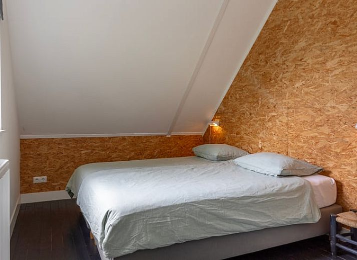 Gartenhaus am Ferienhaus in Nijeveen, Suedwest-Drenthe, umgeben von Gruen.