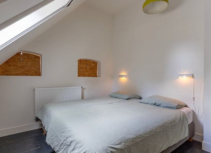 Gartenhaus am Ferienhaus in Nijeveen, Suedwest-Drenthe, umgeben von Gruen.