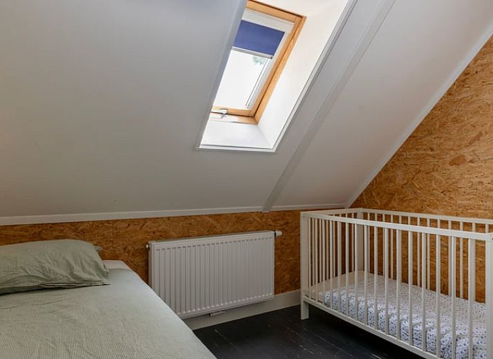 Gartenhaus am Ferienhaus in Nijeveen, Suedwest-Drenthe, umgeben von Gruen.