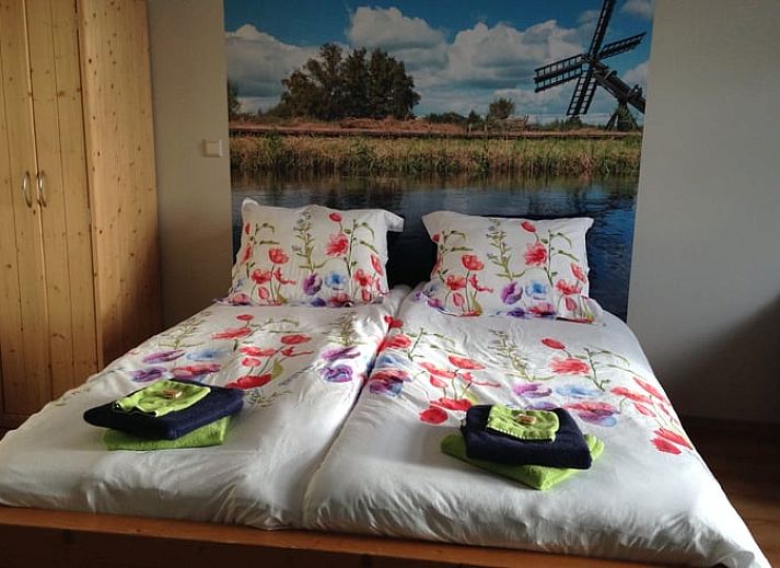 Ferienhaus in Nijeveen, charmante Unterkunft im Suedwesten von Drenthe mit bluehendem Garten und traditioneller Architektur.