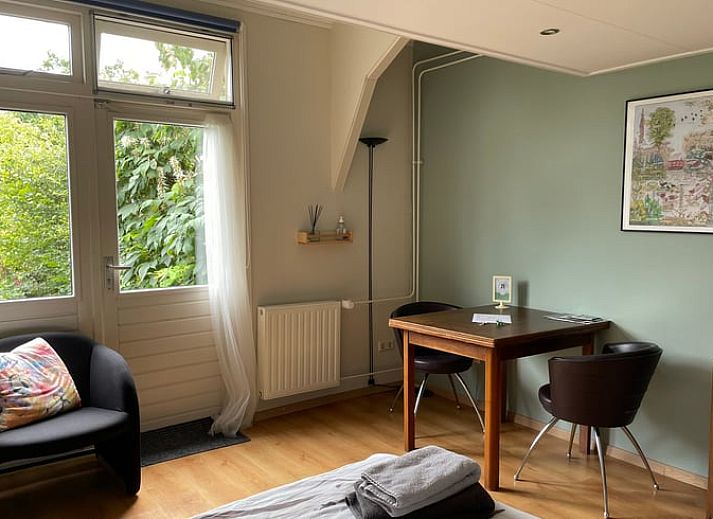 Ferienhaus in Nijeveen, charmante Unterkunft im Suedwesten von Drenthe mit bluehendem Garten und traditioneller Architektur.