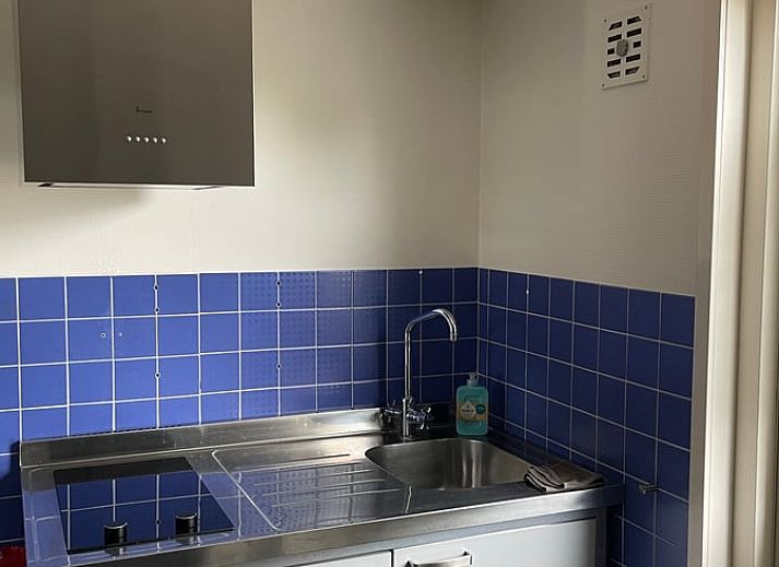 Attraktives Schlafzimmer im Ferienhaus in Nijeveen, Suedwest-Drenthe, mit Blick auf die Muehle und farbenfrohem Bettzeug.