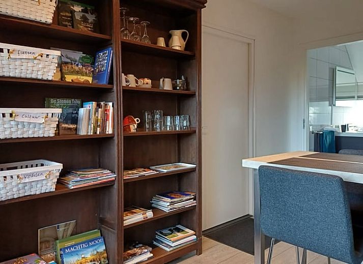 Buitenterras van Huisje in Veeningen, vakantiehuis in Zuidwest Drenthe, omgeven door natuur.