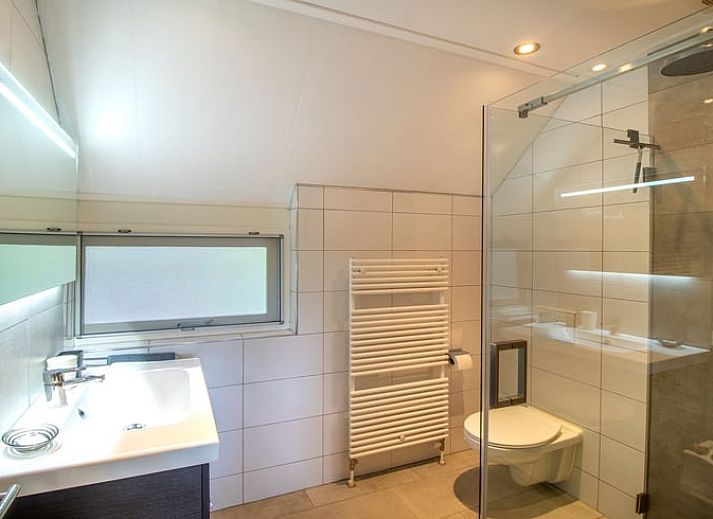 Sfeervolle slaapkamer in Huisje in Veeningen, vakantieaccommodatie in Drenthe.