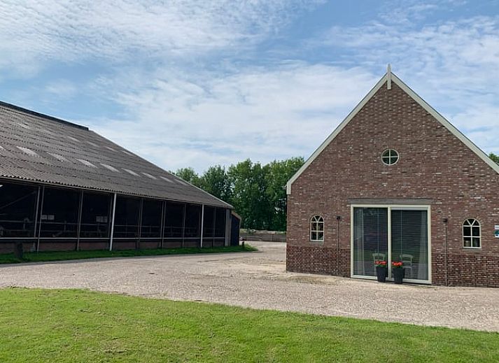 Gezellig interieur van Vakantiehuis in Frederiksoord, Zuidwest Drenthe met comfortabele zitruimte en uitzicht op de tuin.