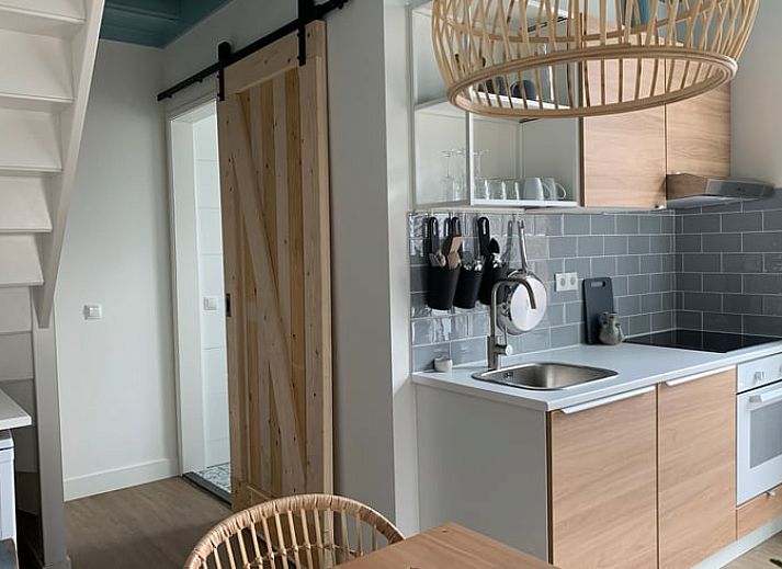 Gezellig interieur van Vakantiehuis in Frederiksoord, Zuidwest Drenthe met comfortabele zitruimte en uitzicht op de tuin.