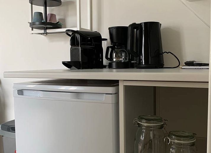 Gezellig interieur van Vakantiehuis in Frederiksoord, Zuidwest Drenthe met comfortabele zitruimte en uitzicht op de tuin.