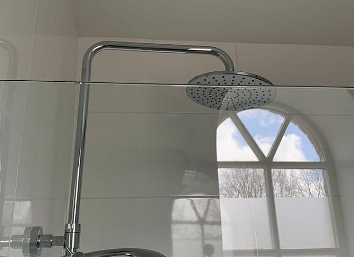 Moderne keuken in Vakantiehuis in Frederiksoord, Zuidwest Drenthe, compleet met houten afwerking en praktische inrichting.