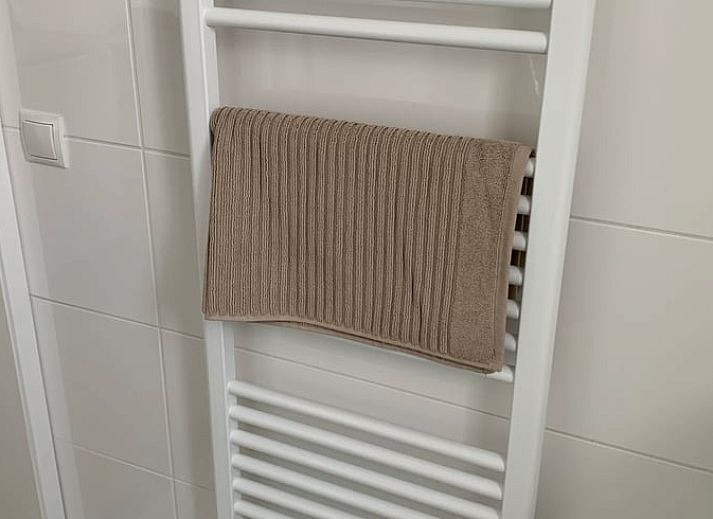 Moderne keuken in Vakantiehuis in Frederiksoord, Zuidwest Drenthe, compleet met houten afwerking en praktische inrichting.