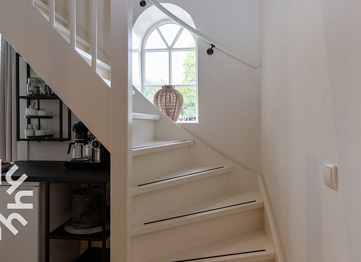 View of meadow at DG1027 vacation home in Frederiksoord, Drenthe with comfortable chairs.