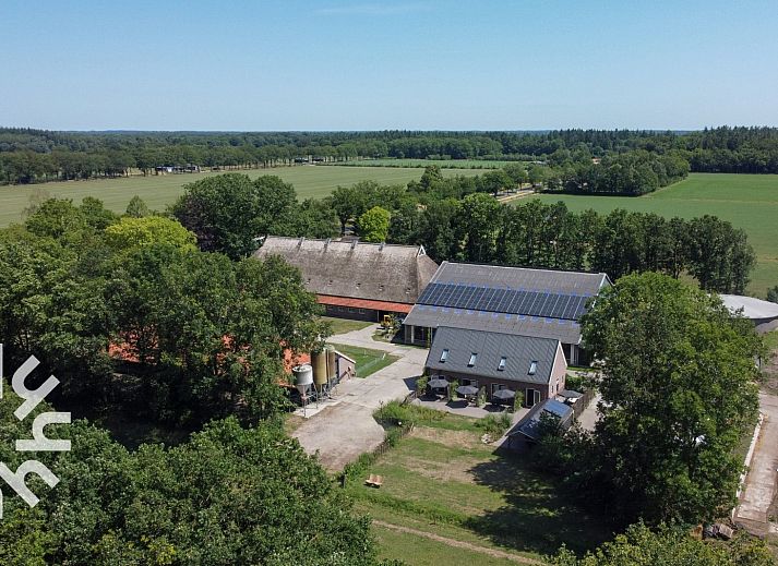 Modern shower in DG1027 vacation home in Frederiksoord, Drenthe.