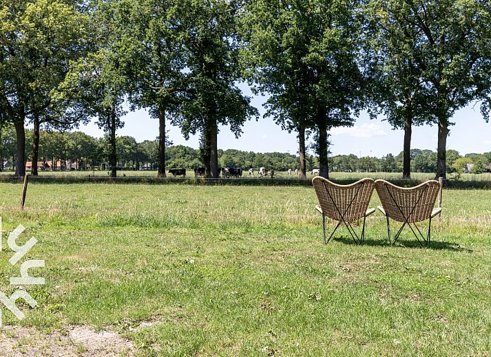 Rustgevend uitzicht vanaf DG1029 in Frederiksoord, Zuidwest Drenthe, met comfortabele stoelen en groene velden.