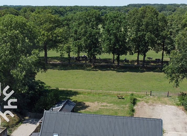 Overdekte zithoek bij vakantiehuis DG1030 in Frederiksoord, Drenthe, perfect voor ontspanning.