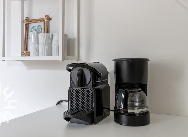 Overdekte zithoek bij vakantiehuis DG1030 in Frederiksoord, Drenthe, perfect voor ontspanning.