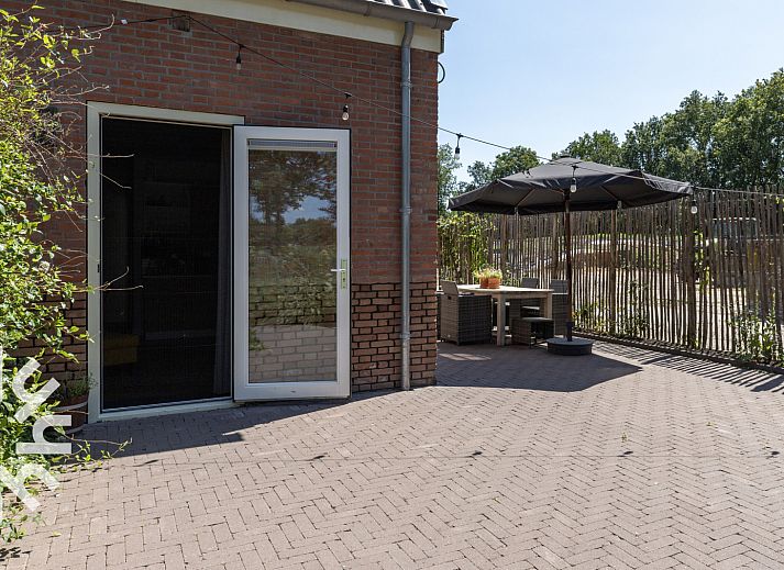 Vrijlopende kippen bij vakantiehuis DG1030 in Frederiksoord, Drenthe, omgeven door natuur.
