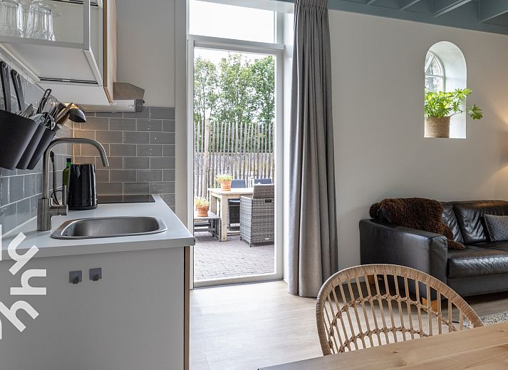 Vrijlopende kippen bij vakantiehuis DG1030 in Frederiksoord, Drenthe, omgeven door natuur.