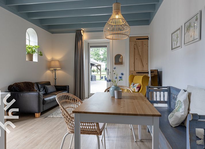 Stijlvolle woonkamer van vakantiehuis DG1030 in Frederiksoord, Drenthe met moderne inrichting.