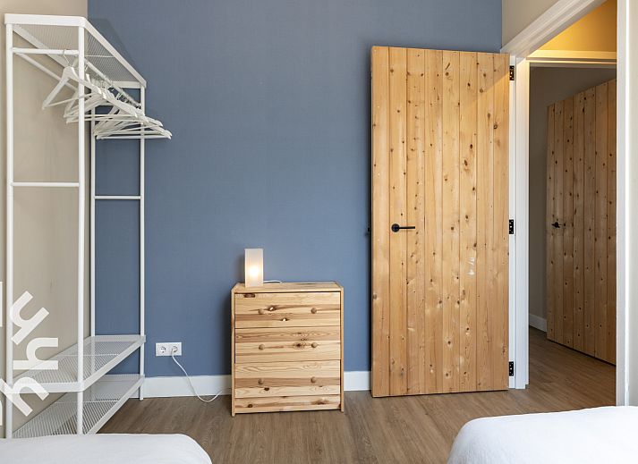 Ruime badkamer met regendouche in vakantiehuis DG1030, gelegen in Frederiksoord, Drenthe.