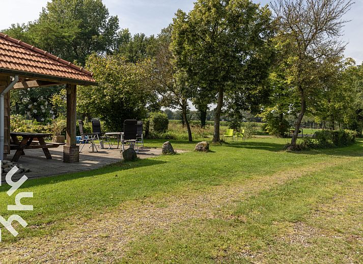 DG016 Ferienhaus in Zuidwolde-Linde, Drenthe mit sonniger Terrasse und gruenem Garten.