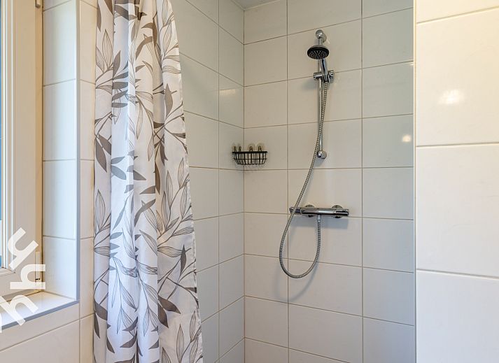 Moderne Kueche im Ferienhaus DG016 in Zuidwolde-Linde, Drenthe mit Holzschraenken.