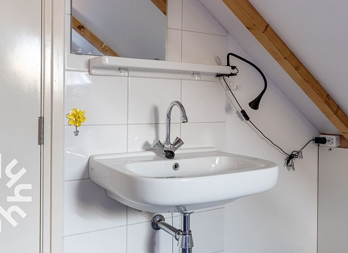 Moderne Kueche im Ferienhaus DG016 in Zuidwolde-Linde, Drenthe mit Holzschraenken.