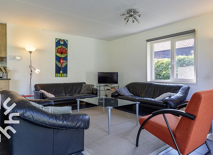 Moderne Kueche im Ferienhaus DG016 in Zuidwolde-Linde, Drenthe mit Holzschraenken.