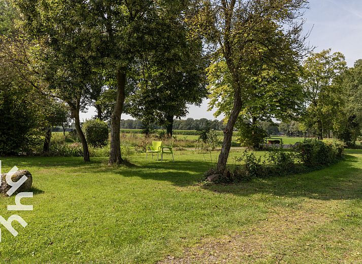 Moderne Kueche im Ferienhaus DG016 in Zuidwolde-Linde, Drenthe mit Holzschraenken.