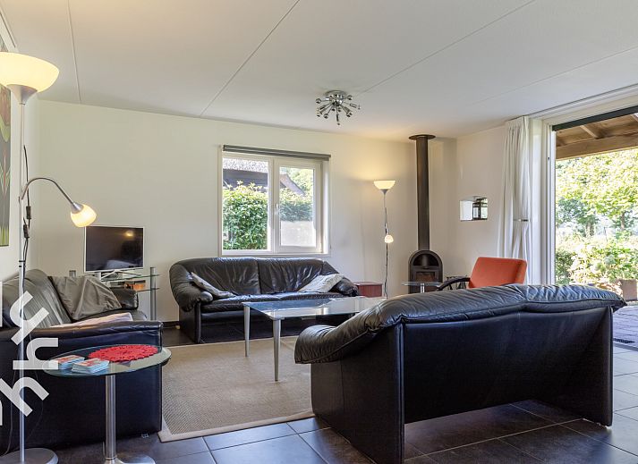 Moderne Kueche im Ferienhaus DG016 in Zuidwolde-Linde, Drenthe mit Holzschraenken.