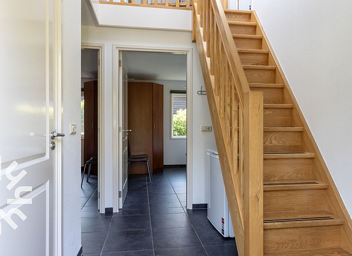 Gemuetliches Wohnzimmer im Ferienhaus DG016, Zuidwolde-Linde, Drenthe mit Blick auf den Garten.