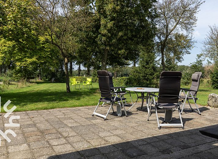 Gemuetliches Wohnzimmer im Ferienhaus DG016, Zuidwolde-Linde, Drenthe mit Blick auf den Garten.