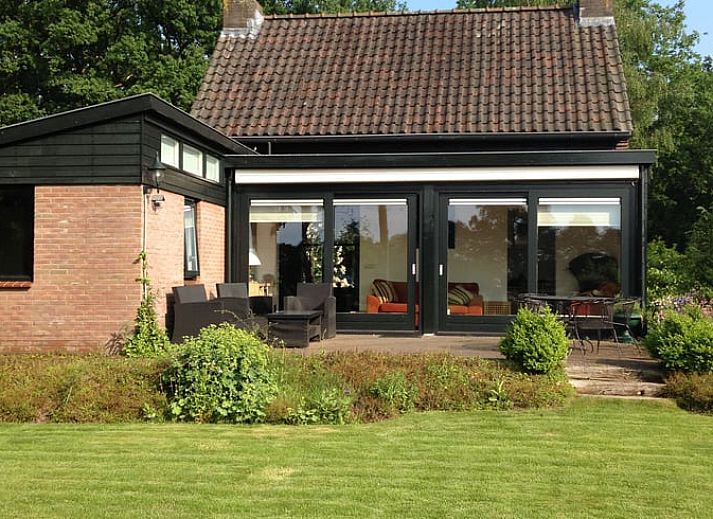 Charming vacation home Cottage in Dwingeloo, Lhee, with classic brick facade in Drenthe.