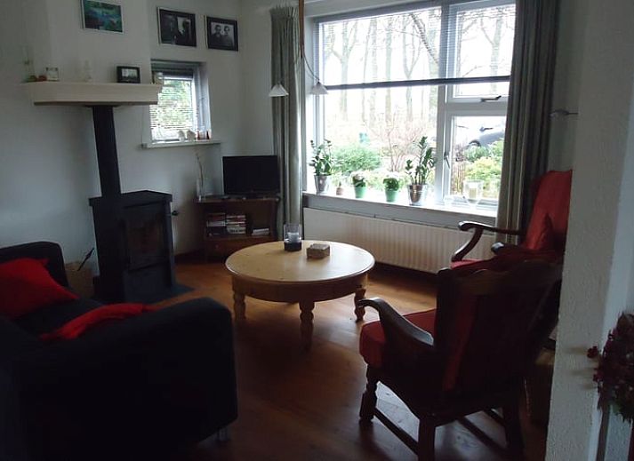 View of green garden and meadow at Cottage in Dwingeloo, Lhee, ideal for nature lovers.