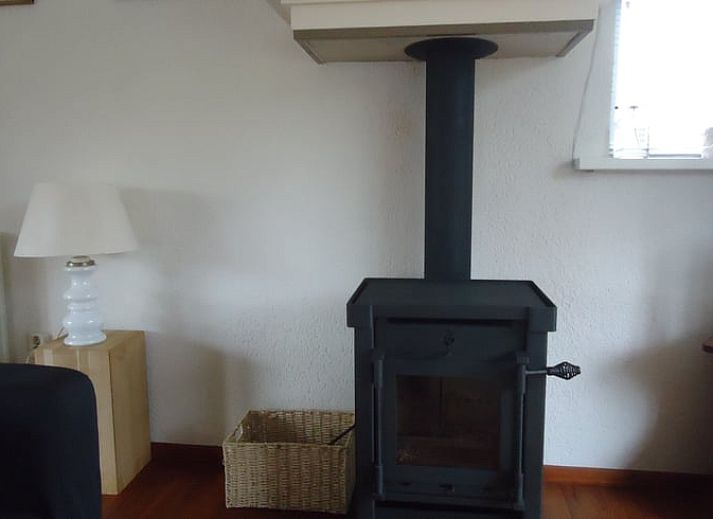 View of green garden and meadow at Cottage in Dwingeloo, Lhee, ideal for nature lovers.