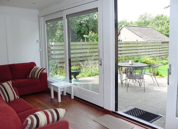 View of green garden and meadow at Cottage in Dwingeloo, Lhee, ideal for nature lovers.